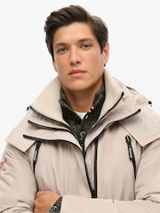 טירה אפורה  - Superdry ז'קט רוח עם קפוצ'ון, דגם Mountain - תמונה 4 מתוך 6