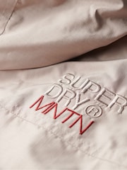 טירה אפורה  - Superdry ז'קט רוח עם קפוצ'ון, דגם Mountain - תמונה 6 מתוך 6
