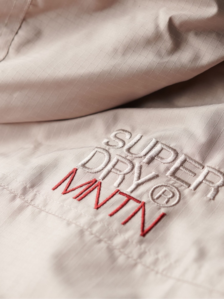 טירה אפורה  - Superdry ז'קט רוח עם קפוצ'ון, דגם Mountain - תמונה 6 מתוך 6
