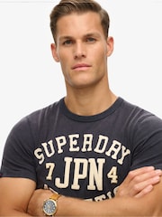 Marinha Eclipse - Camiseta esportiva vintage de manga curta Superdry 100% algodão - Imagem 2 de 5