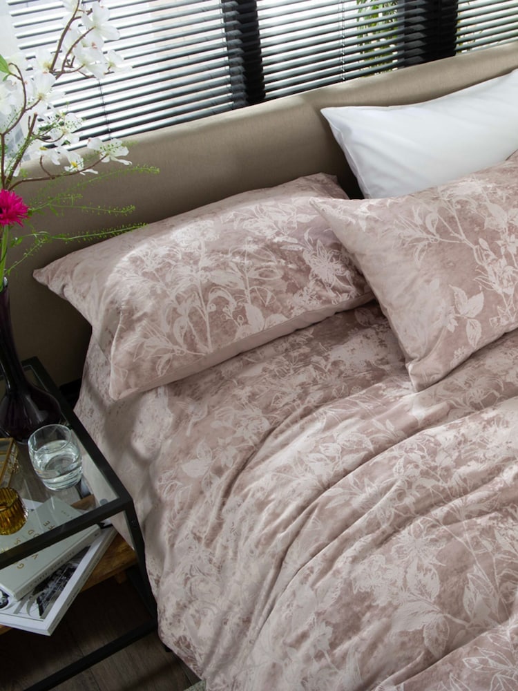 The Lyndon Company Pink Chatsworth Duvet Cover and Pillowcase Set - Image 5 of 5