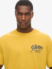 Gelb - Superdry – lockeres T-Shirt mit Lo-Fi-Punk-Grafik aus 100 % Baumwolle - Bild 3 von 6