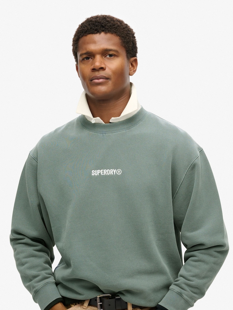 Stormy Weather Blue - Superdry Army-Khaki Sweatshirt mit Mikro-Logo-Grafik und lockerem Rundhalsausschnitt - Bild 1 von 4 Stormy Weather Blue - Superdry Army-Khaki Sweatshirt mit Mikro-Logo-Grafik und lockerem Rundhalsausschnitt - Bild 1 von 4