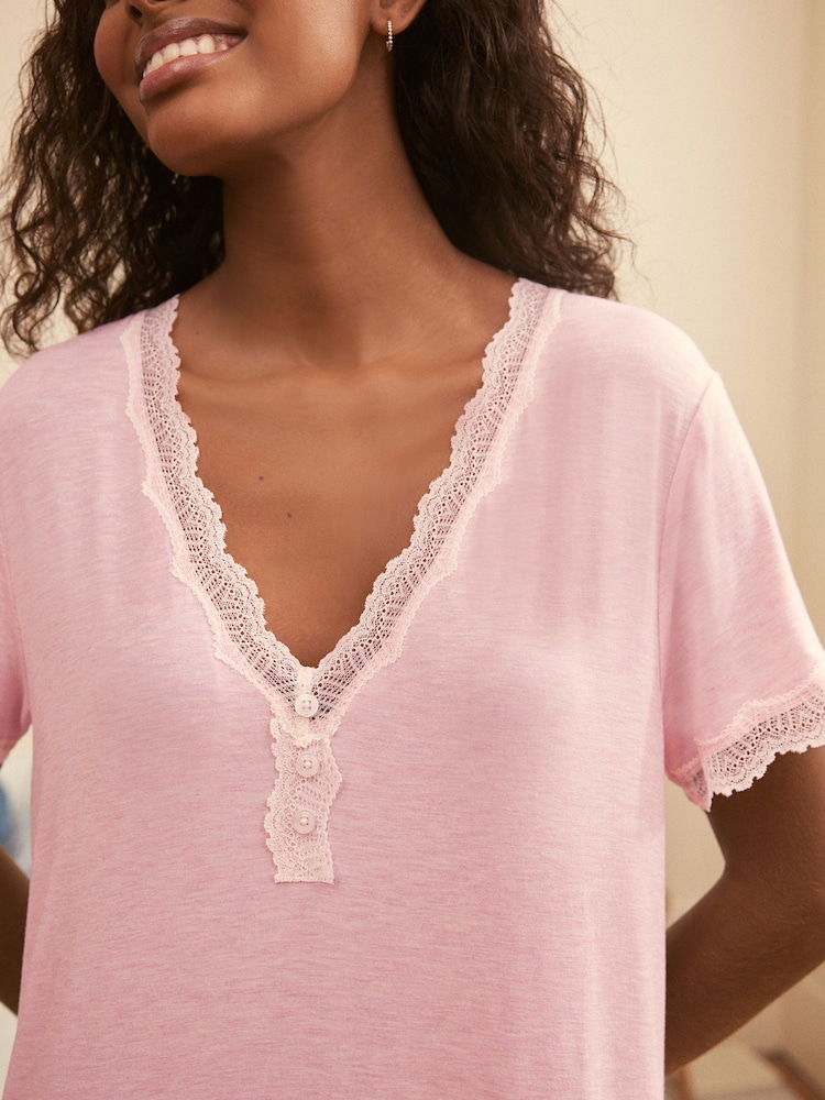 Rose - Chemise de nuit Laura Ashley avec bordure en dentelle modale - Image 4 of 6