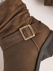 Schokoladenbraun - Forever Comfort Stiefel mit Schnallenriemen - Bild 2 von 5