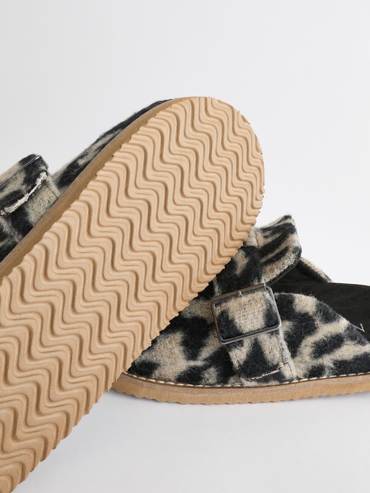 Leopard Faux Fur - Pantoletten mit Schnalle - Bild 11 von 11 Leopard Faux Fur - Pantoletten mit Schnalle - Bild 11 von 11