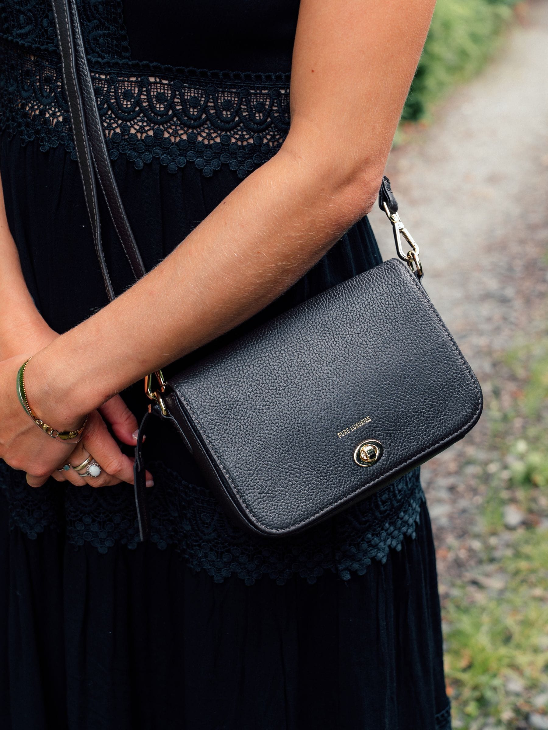 Pure Luxuries London Women's Black 'Briony' Leather Cross Body & Clutch Bag In - Image 1