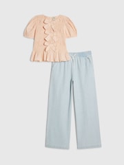 طقم من رداء عُلوي مزيّن بتصميم فيونكة وبنطلون جينز Barry برِجل واسعة من River Island - صورة 1 من 5