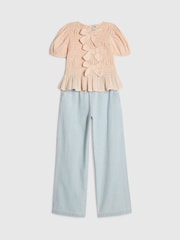 طقم من رداء عُلوي مزيّن بتصميم فيونكة وبنطلون جينز Barry برِجل واسعة من River Island - صورة 2 من 5