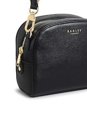 Radley majhna torbica za čez telo z zadrgo in polmesecom  London Arden - Slika 4 iz 5