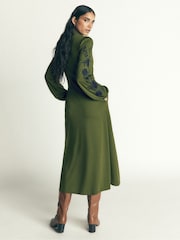Green Embroidery - Boden Juliet Jersey Midi-kjole - Bilde 3 av 7