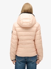 Frappe Beige - Chaqueta acolchada con capucha Fuji de Superdry - Imagen 2 de 7