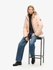 Frappe Beige - Chaqueta acolchada con capucha Fuji de Superdry - Imagen 4 de 7