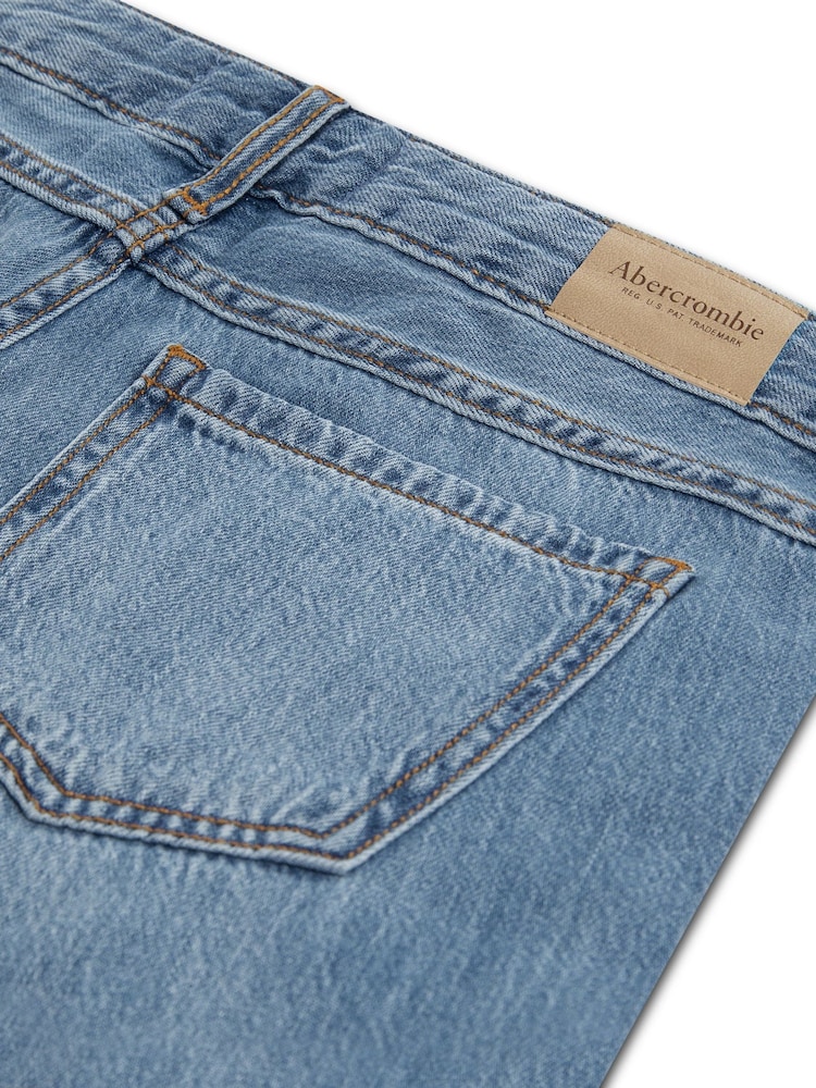 جينز فضفاض بتفصيل فراشة من Abercrombie & Fitch - صورة 5 من 5 جينز فضفاض بتفصيل فراشة من Abercrombie & Fitch - صورة 5 من 5