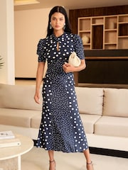 Azul marino con lunares blancos - Vestido midi estampado de punto y manga corta abullonada con la cintura fruncida de Lipsy - Imagen 1 de 4