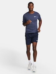 Azul marino - 7 pulgadas - Pantalones cortos sin forro para correr Dri-FIT Challenger de Nike - Imagen 2 de 9