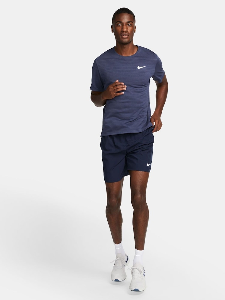 Azul marino - 7 pulgadas - Pantalones cortos sin forro para correr Dri-FIT Challenger de Nike - Imagen 2 de 9