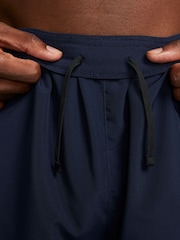 Azul marino - 7 pulgadas - Pantalones cortos sin forro para correr Dri-FIT Challenger de Nike - Imagen 6 de 9