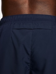 Azul marino - 7 pulgadas - Pantalones cortos sin forro para correr Dri-FIT Challenger de Nike - Imagen 7 de 9