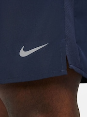 Azul marino - 7 pulgadas - Pantalones cortos sin forro para correr Dri-FIT Challenger de Nike - Imagen 8 de 9