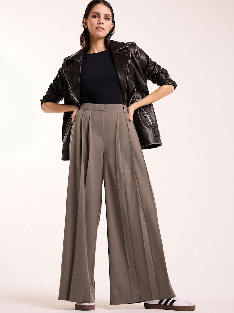 Nerzbraun - Plissierte Hose mit weitem Bein und mittelhohem Bund - Bild 1 von 6