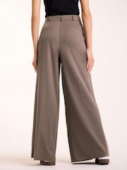 Nerzbraun - Plissierte Hose mit weitem Bein und mittelhohem Bund - Bild 3 von 6