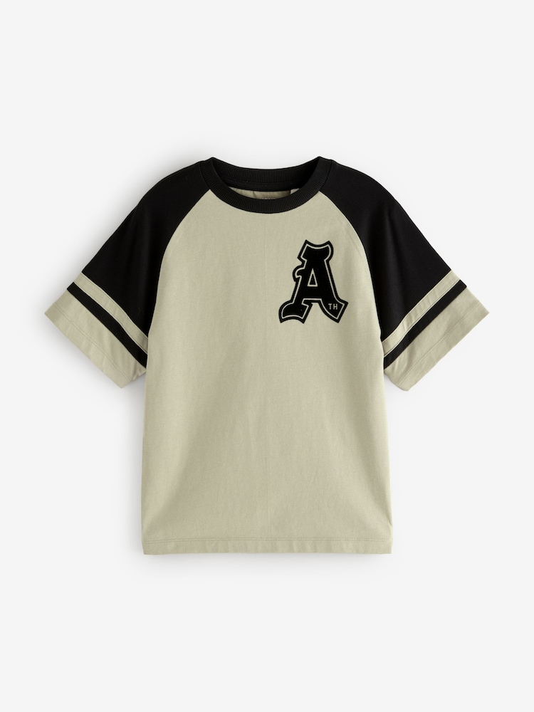 črna/bela/kamena barva Grunge Varsity - Sproščeno prilegajoča se grafična majica s kratkimi rokavi 100% Bombažne majice 3 Pack (3-16yrs) - Slika 2 iz 9 črna/bela/kamena barva Grunge Varsity - Sproščeno prilegajoča se grafična majica s kratkimi rokavi 100% Bombažne majice 3 Pack (3-16yrs) - Slika 2 iz 9