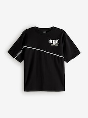Noir/Blanc/Pierre Grunge Varsity - Relaxed Fit Graphic Print Short Sleeve 100% Cotton T-Shirts 3 Pack (3-16yrs) - Image 4 de 9