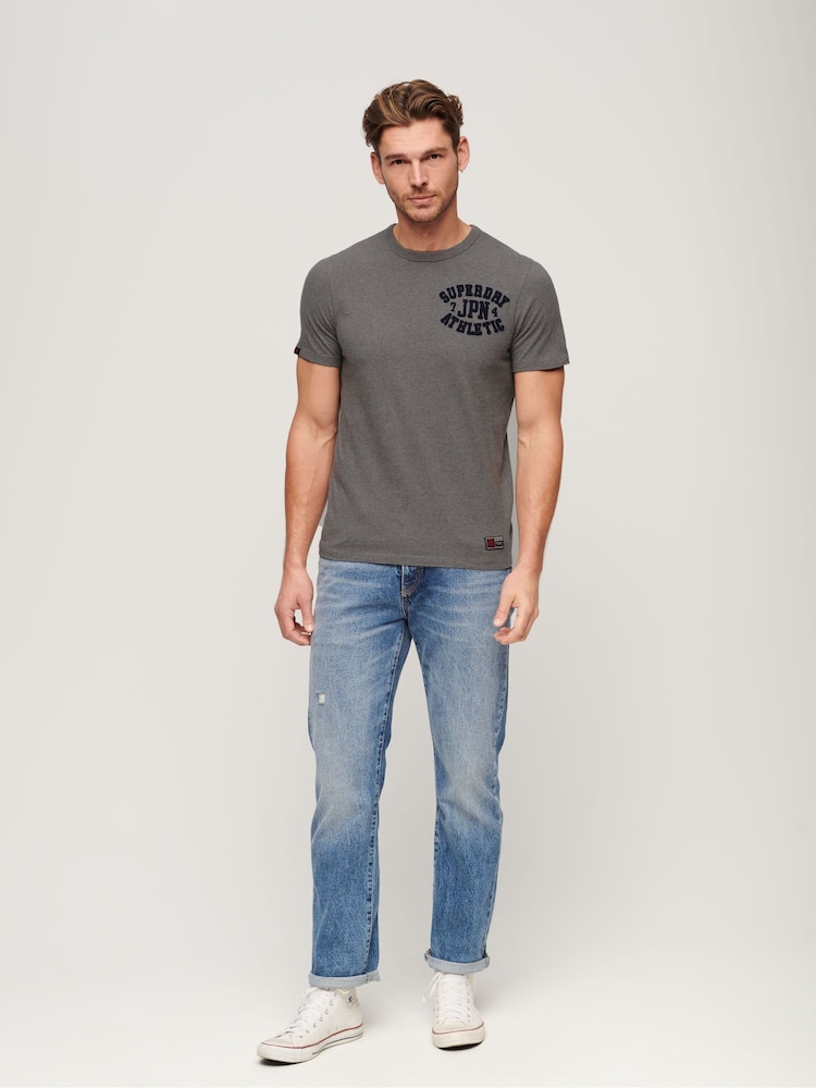 Grau - Superdry 100% Cotton Vintage Athletic Chest Short Sleeve T-Shirt - Bild 1 von 7 Grau - Superdry 100% Cotton Vintage Athletic Chest Short Sleeve T-Shirt - Bild 1 von 7