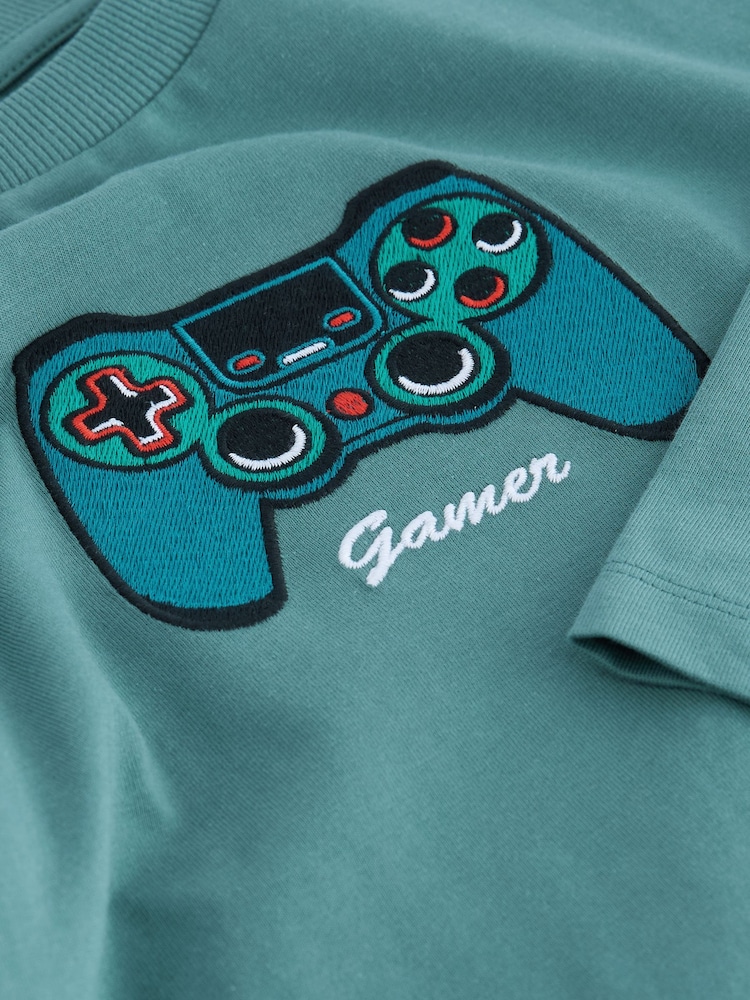 Diseño bordado de mando de videojuegos en verde - Camiseta gráfica de manga larga de corte holgado (3-16años) - Imagen 3 de 3 Diseño bordado de mando de videojuegos en verde - Camiseta gráfica de manga larga de corte holgado (3-16años) - Imagen 3 de 3