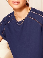 Blau - Friends Like These Kurzarm-T-Shirt mit Leiterbesatz und Blasen-Saum - Bild 2 von 4