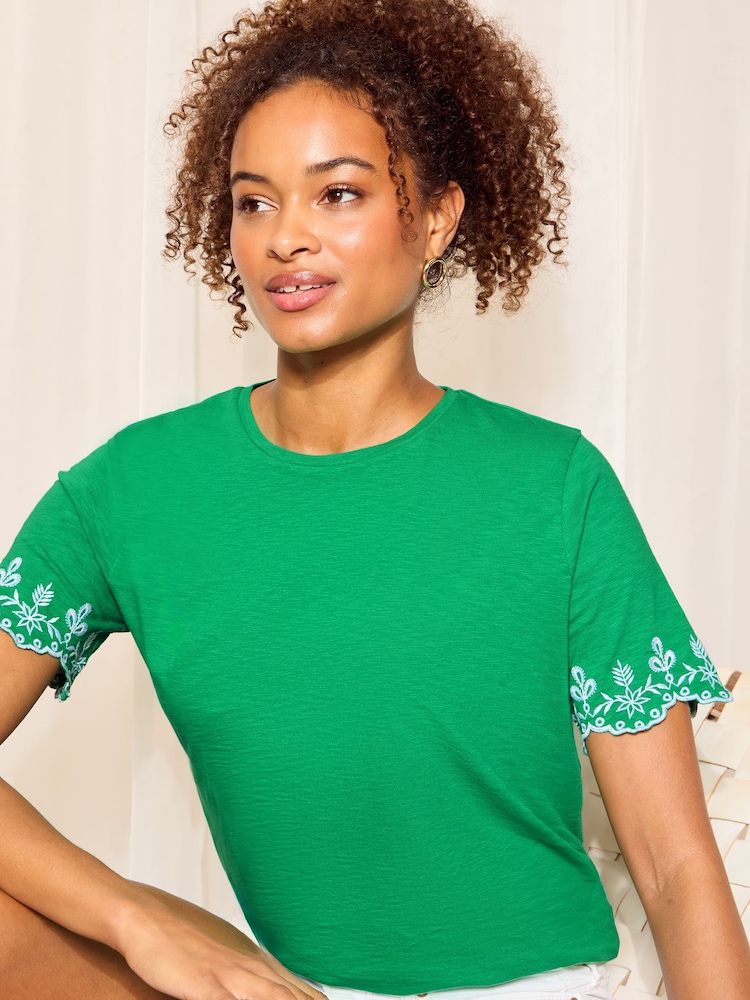 Grün - Friends Like These T-Shirt mit Kontrast-Lochstickerei - Bild 1 von 4
