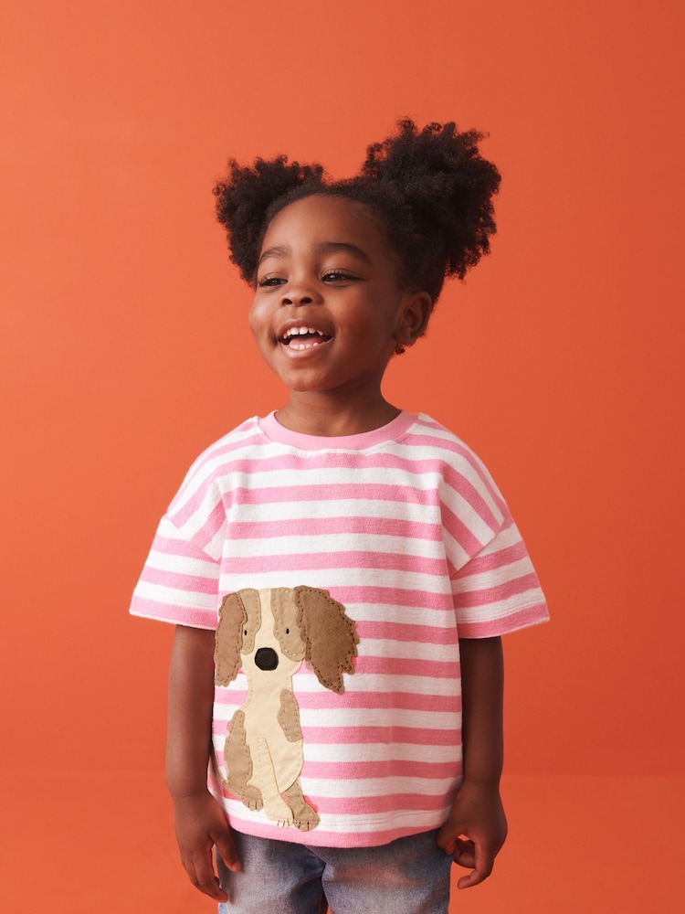 تصميم كلب مخطط بلون وردي - تيشرت بكُم قصير (3شهور-7سنوات) - صورة 1 من 1 تصميم كلب مخطط بلون وردي - تيشرت بكُم قصير (3شهور-7سنوات) - صورة 1 من 1