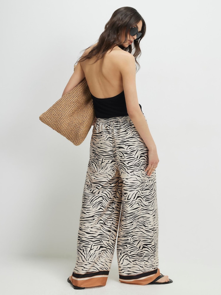 River Island Pull On Zebra Print Satin Wide Leg Trousers - Bilde 2 av 4 River Island Pull On Zebra Print Satin Wide Leg Trousers - Bilde 2 av 4