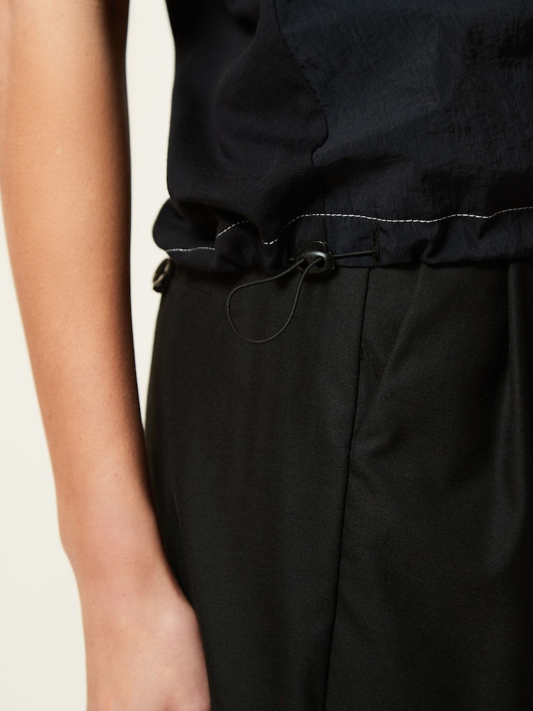 Schwarz - Kurz geschnittenes Tanktop im Utility-Stil mit Kordelzug - Bild 6 von 6 Schwarz - Kurz geschnittenes Tanktop im Utility-Stil mit Kordelzug - Bild 6 von 6