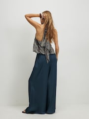 River Island leveälahkeiset joustavat satiinihousut - Kuva 2 / 4