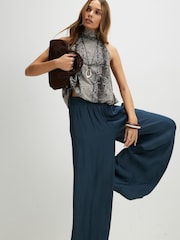 River Island leveälahkeiset joustavat satiinihousut - Kuva 3 / 4