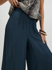 River Island leveälahkeiset joustavat satiinihousut - Kuva 4 / 4