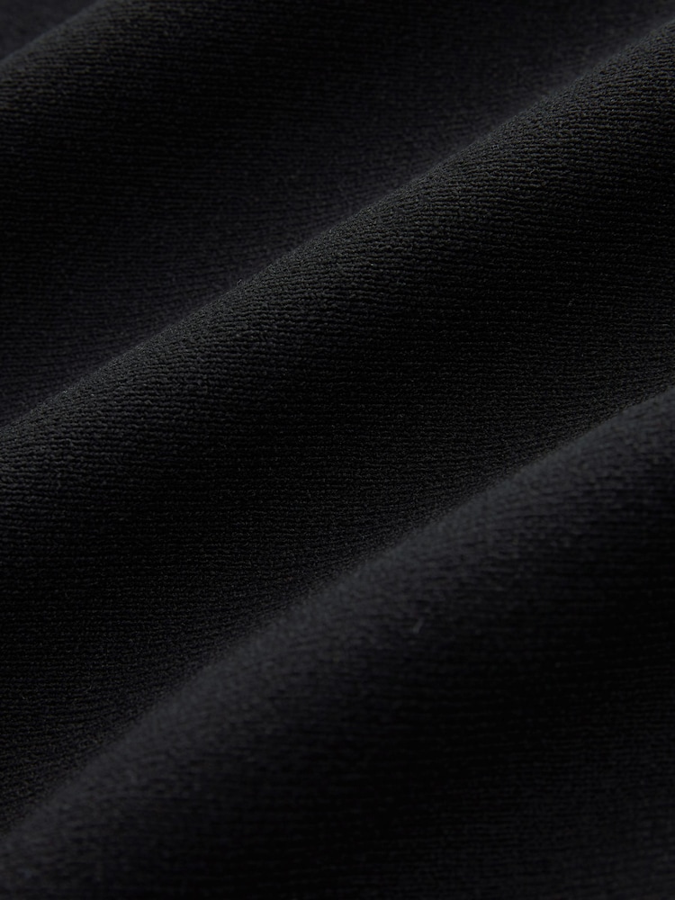 Schwarz - Latzkleid aus gestricktem Lagenkleid mit Spitzendetail - Bild 10 von 10 Schwarz - Latzkleid aus gestricktem Lagenkleid mit Spitzendetail - Bild 10 von 10