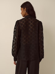 Blouse transparente à pois et nœud lavallière Sylvia Monsoon - Image 2 de 4