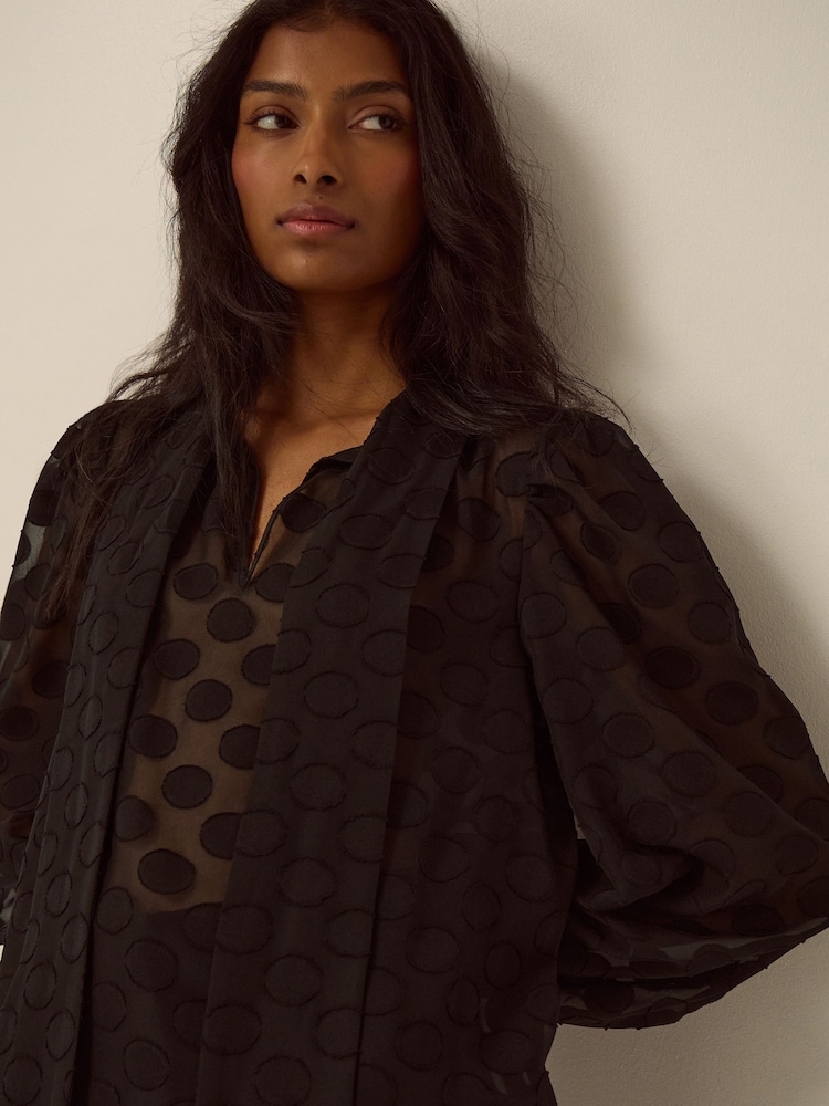 Blouse transparente à pois et nœud lavallière Sylvia Monsoon - Image 4 de 4