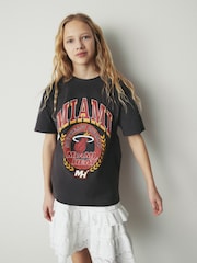 Grau/Miami Heat - NBA Oversize-T-Shirt mit Grafik (3-16 J.) - Bild 1 von 7