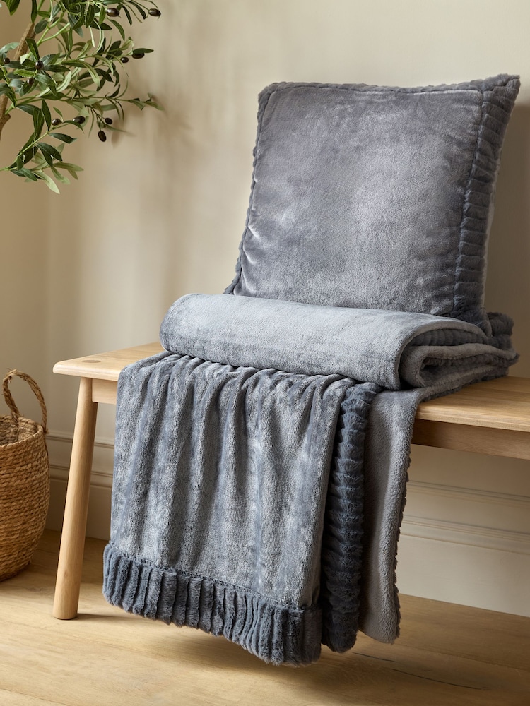 Catherine Lansfield Grey Velvet And Faux Fur Soft and Cosy Throw - Image 3 of 5