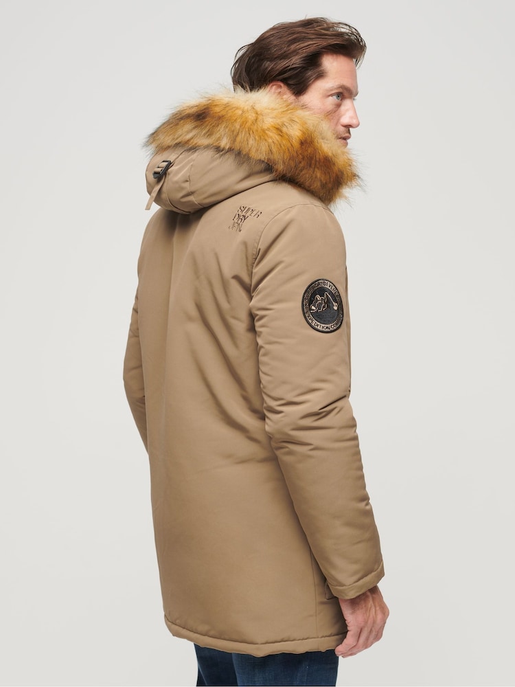 Коричневый - Парка с капюшоном из искусственного меха Superdry Everest - Изображение 2 из 7 Коричневый - Парка с капюшоном из искусственного меха Superdry Everest - Изображение 2 из 7