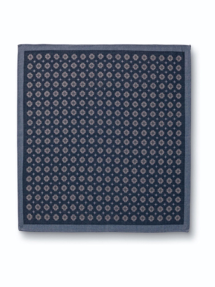 Azul oscuro - Pañuelo de bolsillo de seda con estampado de cachemira de Charles Tyrwhitt - Imagen 2 de 3 Azul oscuro - Pañuelo de bolsillo de seda con estampado de cachemira de Charles Tyrwhitt - Imagen 2 de 3