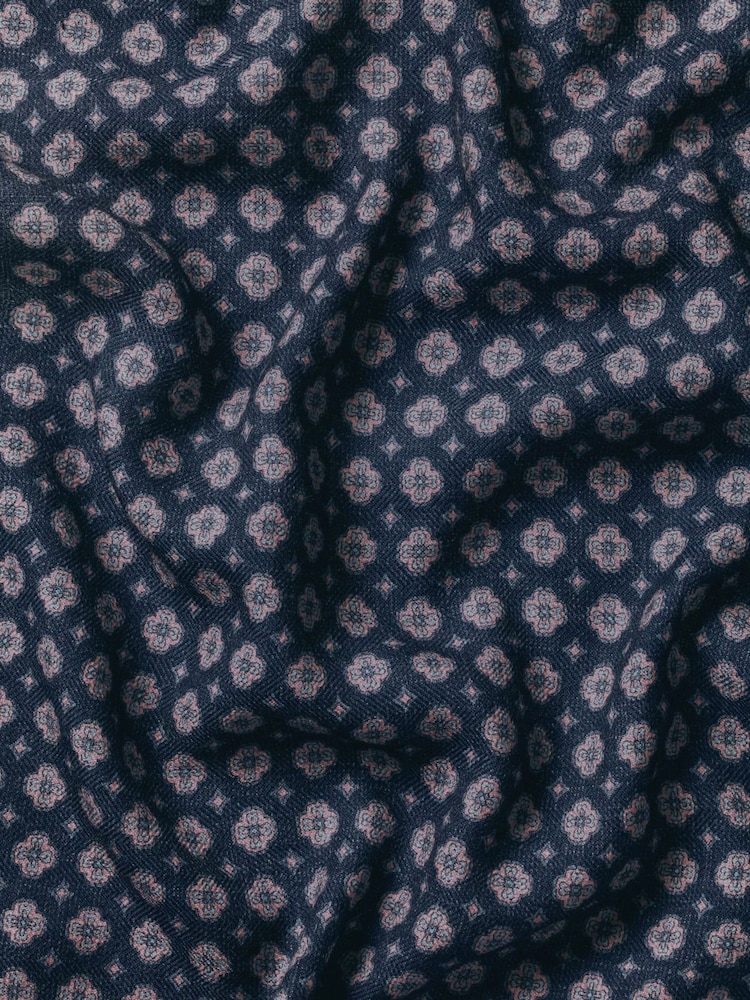 Azul oscuro - Pañuelo de bolsillo de seda con estampado de cachemira de Charles Tyrwhitt - Imagen 3 de 3 Azul oscuro - Pañuelo de bolsillo de seda con estampado de cachemira de Charles Tyrwhitt - Imagen 3 de 3