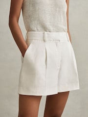 Reiss White Lori Viscose-Linen Front Pleat Suit Shorts - Image 3 of 6
