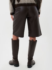 Threadbare Faux Leather Pleated Shorts - תמונה 3 מתוך 5