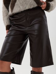 Threadbare Faux Leather Pleated Shorts - תמונה 4 מתוך 5