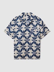Reiss Ecru/Navy Marabel Relaxed Printed Cuban Collar Shirt - Image 2 of 5